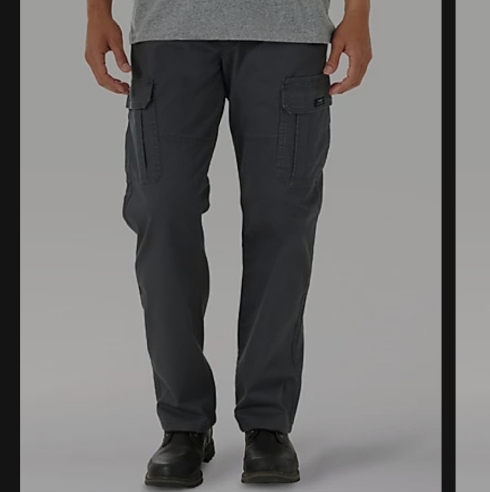 WRANGLER MEN'S FIVE STAR PREMIUM RELAXED FIT FLEX CARGO PANT IN ANTHRACITE. Size